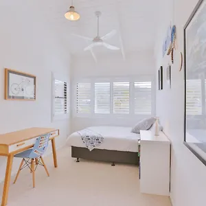15-mcanally-drive-fabulous-family-home-with-magnificent.queenslandhotels.net/
