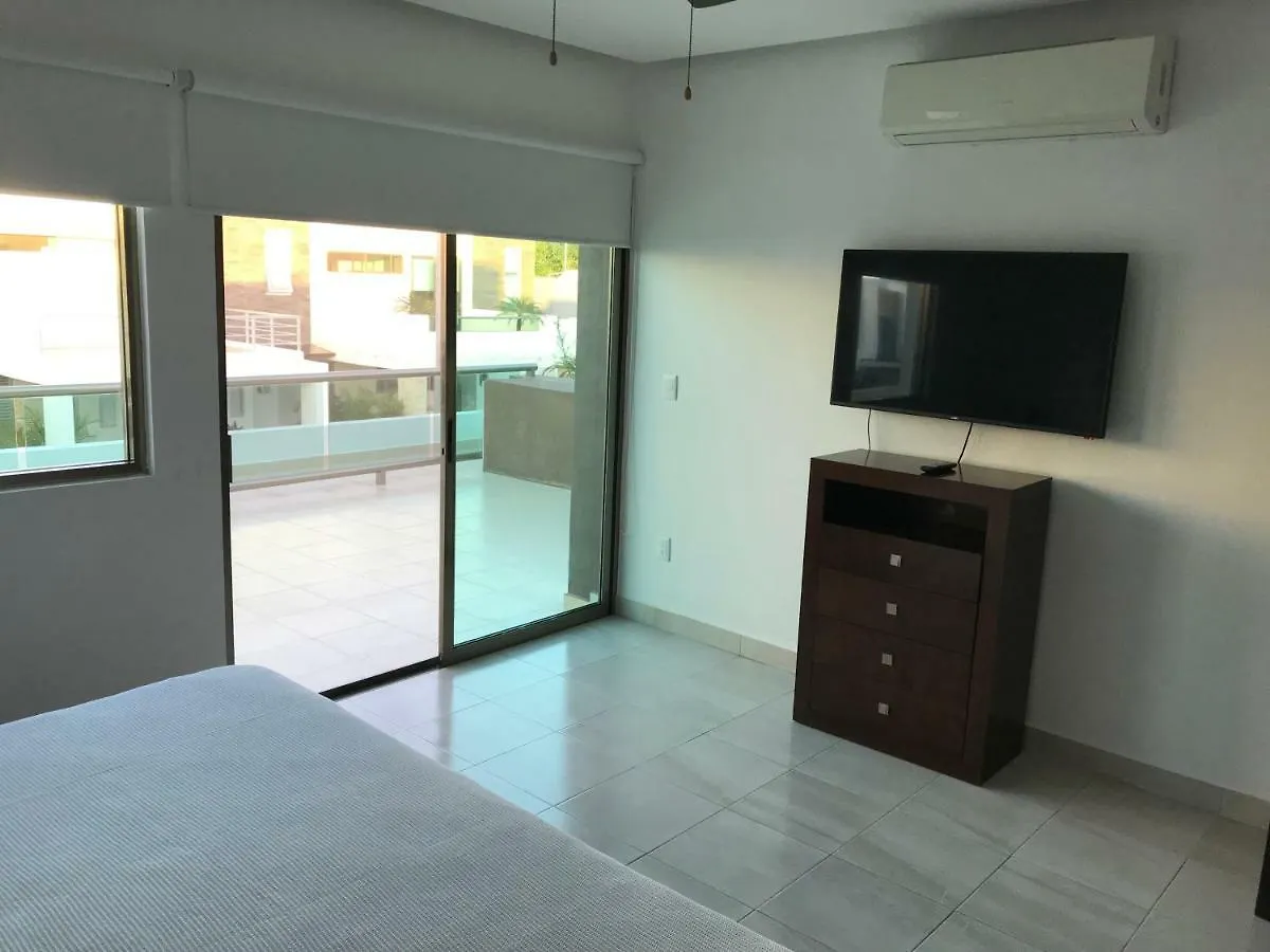 Cancun Airport Zone 0*,  Мексика